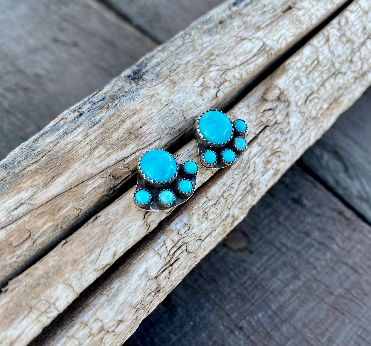 Kingman Turquoise Rounded 5 Stone Studs